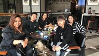 Ini keseruan Roy Kiyoshi saat makan bersama dengan teman-temannya. Tampak Boy William ikut bergabung di sana, dengan nuansa serba hitam, mulai dari setelan yang dikenakan dan ornamen restorannya. Foto: Instagram @Roykiyoshi