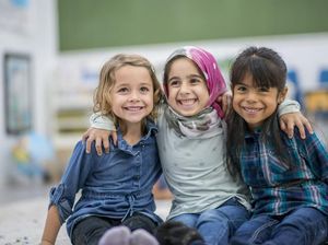 7 Keutamaan Menyayangi Anak Yatim dalam Islam