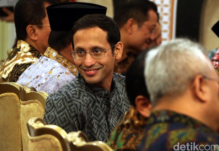 Menteri Pendidikan dan Kebudayaan Nadiem Makarim hadiri acara penyerahan DIPA 2020 dari Jokowi. Penyerahan itu digelar di Istana Negara.