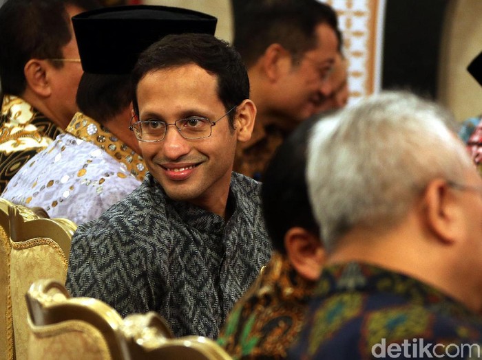 Menteri Pendidikan dan Kebudayaan Nadiem Makarim hadiri acara penyerahan DIPA 2020 dari Jokowi. Penyerahan itu digelar di Istana Negara.