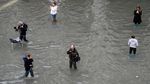 Aneka Potret Turis Kena Banjir di Venesia