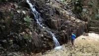Air terjun yang berada di Desa Pongkar, Kecamatan Tebing, Kabupaten Karimun, Kepulauan Riau, ini merupakan salah satu destinasi wisata favorit para pengunjung yang berwisata di perbatasan Indonesia tersebut.