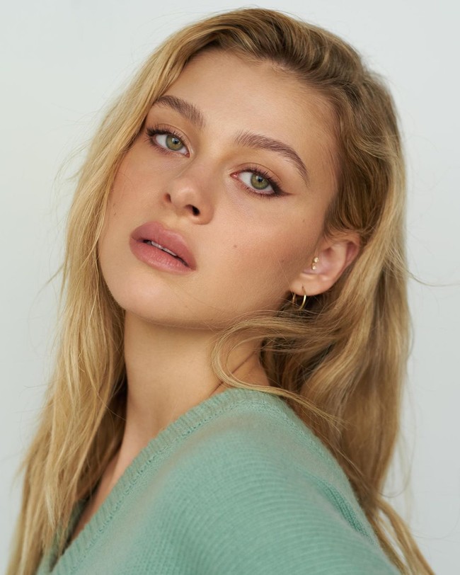 Sebelum bersama Brooklyn, Nicola pacaran dengan Anwar Hadid, adik dari Gigi Hadid. Keduanya putus pada Juni 2018.  Foto: dok. Instagram