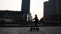 Kendaraan tertentu dengan menggunakan penggerak motor listrik yang dimaksud ialah suatu sarana dengan menggunakan penggerak motor listrik yang digunakan untuk mengangkut orang di wilayah operasi dan atau lajur tertentu. ANTARA FOTO/Akbar Nugroho Gumay  