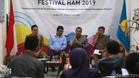 Ketua Komnas HAM Ahmad Taufan Damanik (kedua kanan) bersama anggota Komnas HAM Beka Ulung (kiri) serta pegiat HAM INFID, Sugeng Bahagijo (kedua kiri) dan Mugiyanto (kanan) memberi pernyataan pers di gedung Komnas HAM, Jakarta, Kamis (14/11/2019).