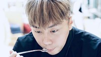 Tampaknya, Roy Kiyoshi termasuk penggemar es krim. Ini momen lainnya saat es krim menyantap es krim segar. Foto: Instagram @Roykiyoshi