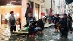 Aneka Potret Turis Kena Banjir di Venesia