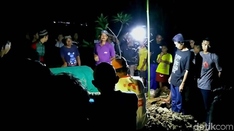 Korban Kecelakaan Tol Cipali Dimakamkan di Pekalongan Korban Kecelakaan Tol Cipali Dimakamkan di Pekalongan
