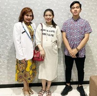 Inilah penampilan Selvi Ananda usai memeriksakan diri ke dokter kandungan menjelang kelahiran anak keduanya. Ditemani suaminya, Gibran, ibu dari Jan Ethes itu tampak tampil dengan dress Zara yang dihiasi tulisan statement Mental Notes I Dont Care. Dia melengkapi gayanya dengan tas Chanel berwarna merah. Foto: Dok. Instagram Jan Ethes Story