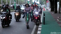 Kepala Dinas Perhubungan DKI Jakarta Syafrin Liputo menegaskan skuter listrik tidak boleh beroperasi di jalan raya yang tak memiliki jalur sepeda. Dishub akan menyita skuter listrik pelanggar.