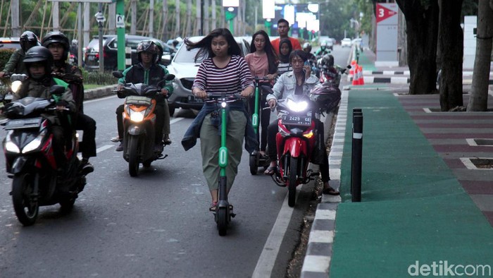 Dishub DKI masih izinkan skuter listrik beroperasi di Jakarta dengan syarat digunakan di jalur sepeda. Jika melanggar, Dishub tak segan menertibkan pelanggar.