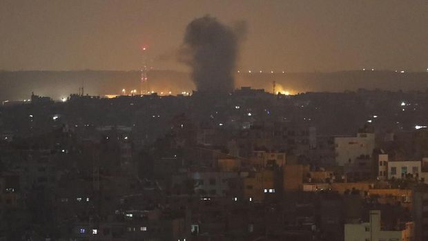 Sebuah ledakan yang dipicu serangan udara Israel terlihat di wilayah Gaza pada 14 November