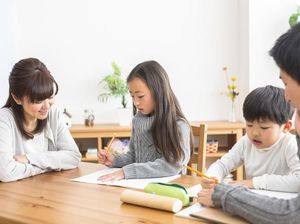 Terlalu Emosi Saat Ajarkan Anak Bikin PR, Seorang Ibu Sampai Dirawat di RS