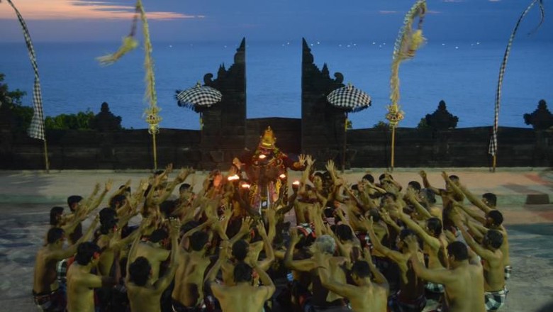 Tari Kecak dan Sunset di Uluwatu Memang Memukau Tari Kecak dan Sunset di Uluwatu Memang Memukau