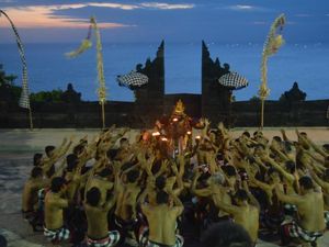 Tari Kecak dan Sunset di Uluwatu Memang Memukau