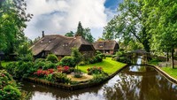 Giethoorn adalah desa di Provinsi Overijsell, utara Belanda. Desa Giethoorn dibangun tahun 1230. Di bangun dengan model kanal, Desa Giethoorn hanya mengenal perahu atau boat. (iStock)