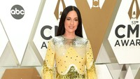 Sementara Kacey tampil dengan dress kuning. Jason Kempin/Getty Images