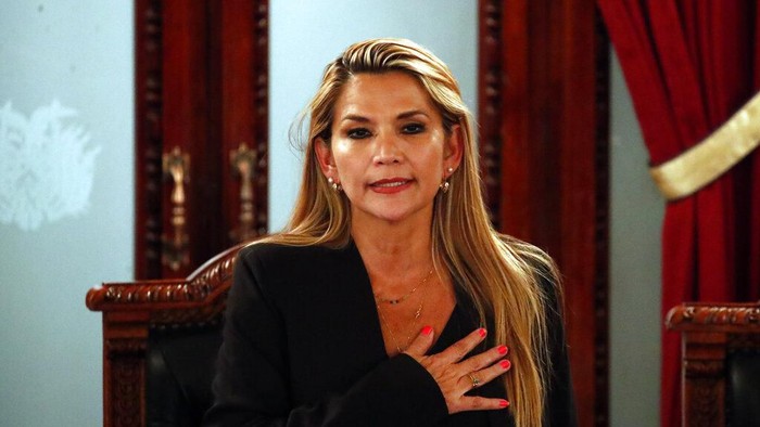 Jeanine Anez Presiden Sementara Bolivia Sosok Jeanine Áñez jadi sorotan dunia. Wakil Ketua Senat dari kubu oposisi itu mendeklarasikan diri sebagai presiden sementara Bolivia. Berikut sosoknya.