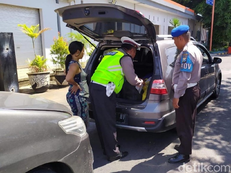 Pascabom Medan, Polisi Perketat Penjagaan Pelabuhan Banyuwangi Pascabom Medan, Polisi Perketat Penjagaan Pelabuhan Banyuwangi