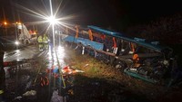 Laporan televisi lokal, Markiza, menyebut truk tersebut tergelincir dan menabrak bus penumpang dari samping. Sekitar 30 petugas pemadam dikerahkan ke lokasi untuk menolong para korban. Upaya evakuasi korban terhambat oleh cuaca buruk, di mana Slovakia diguyur hujan deras sepanjang Rabu (13/11) waktu setempat. HaZZ-Presidium of Fire and Rescue Corps via AP Photo.