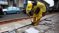 Petugas memotong kabel yang semrawut di Jalan Prof Satrio, Kuningan, Jakarta, Kamis (14/11/2019).