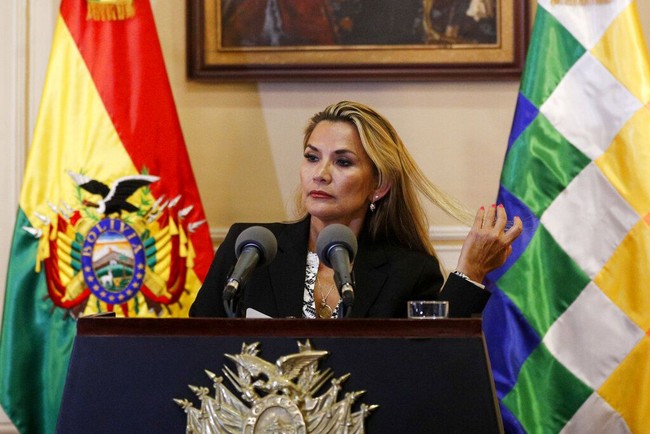 Jeanine Anez menjadi presiden Bolivia setelah berhasil mengambil kekuasaan dari Evo Morales yang mengundurkan diri pada 2019. Namun dua tahun kemudian, nasib perempuan 54 tahun itu berubah drastis. (Foto: AP Photo)