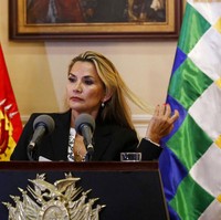 Jeanine Anez menjadi presiden Bolivia setelah berhasil mengambil kekuasaan dari Evo Morales yang mengundurkan diri pada 2019. Namun dua tahun kemudian, nasib perempuan 54 tahun itu berubah drastis. (Foto: AP Photo)