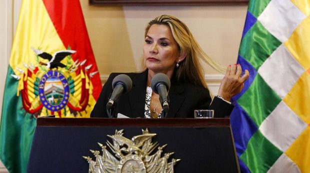 Jeanine Áñez jadi sorotan dunia. Wakil Ketua Senat dari kubu oposisi itu mendeklarasikan diri sebagai presiden sementara Bolivia. 