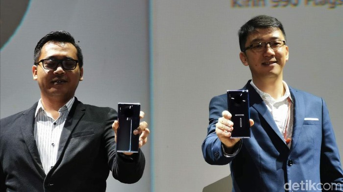 Lo Khing Seng (kanan) saat memamerkan Huawei Mate 30 Pro. Foto: detikINET/Anggoro Suryo Jati Lo Khing Seng (kanan) saat memamerkan Huawei Mate 30 Pro. Foto: detikINET/Anggoro Suryo Jati