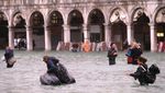 Aneka Potret Turis Kena Banjir di Venesia
