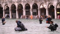 Badai hujan lebat mengguyur melanda sejumlah daerah di Italia. Wilayah selatan dan Venesia jadi daerah terkena dampak paling parah (Reuters)  