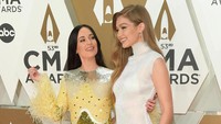 Kacey Musgraves dan Gigi Hadid saat menghadiri acara CMA 2019 di Tennessee, Amerika Serikat pada Rabu (13/11). Jason Kempin/Getty Images