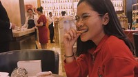 Banyak yang menyayangkan cibiran Salsa pada Saipul Jamil. Namun remaja 21 tahun ini menanggapinya dengan santai. Foto: Instagram salshaindradjaja
