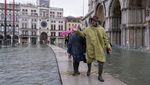 Aneka Potret Turis Kena Banjir di Venesia