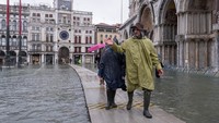 Wisatawan yang menggunakan jalur darurat yang disediakan oleh pihak pemerintah setempat (Marco Bertorello/AFP)