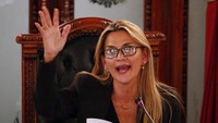 Mundurnya Morales dari tampuk kekuasaan membuat sejumlah pejabat negara juga turut mundur dari jabatan mereka, beberapa diantaranya adalah Wakil Presiden Bolivia Álvaro García, Ketua Senat Adriana Salvatierra dan pimpinan Dewan Perwakilan Rakyat Victor Borda. Natacha Pisarenko/AP Photo.