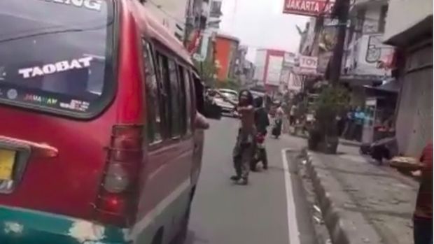 Viral Video Pengidap Gangguan Jiwa Bantu Buka Jalan Ambulans di Bandung