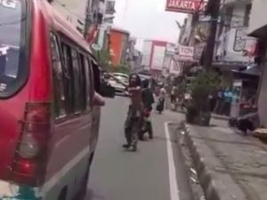 Cerita di Balik Viral Pengidap Gangguan Jiwa Buka Jalan untuk Ambulans
