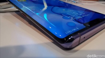Mate 30 Pro mengusung layar 6,53 inch yang punya resolusi 2400x1080 pixel dan menggunakan teknologi bernama Horizon Display yang layarnya melengkung pada bagian kanan dan kirinya. Foto: detikINET/Anggoro Suryo Jati