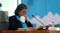 Ia tampak mengusap air matanya dengan tisu.