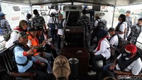 Para warga sipil yang ikut serta dalam kegiatan tersebut nampak diberikan pelampung sebelum memulai berlayar dengan KAL Kobra.