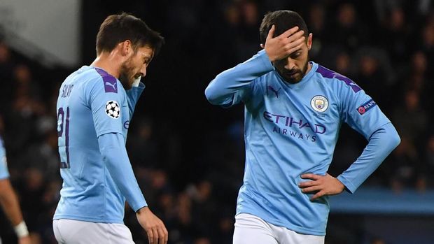 Bernardo Silva (kanan) merasa Man City sulit mengejar Liverpool salah satunya karena VAR. (