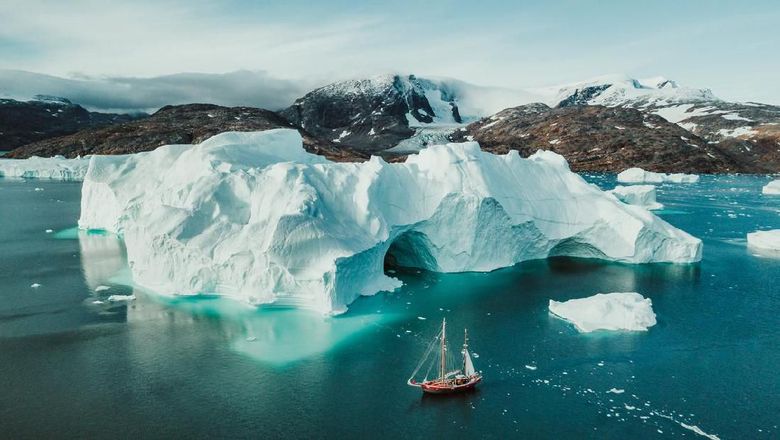 Es Greenland Photo from an expedition with a sailing boat through the beautiful vast landscape of huge icebergs and impressive mountainscapes in East Greenland.
