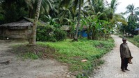 Seperti pengalaman yang kami hadapi ketika merekam suasana kampung, para ibu-ibu yang kemudian diketahui baru pulang dari bekerja di kebun sawit langsung memarahi kami. Bahkan ada yang mau menusuk salah satu teman kami ketika tak sengaja merekam wajahnya (Foto: Ahmad Masaul Khoiri/detikcom)