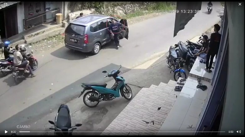Beredar Video Diduga Oknum Polisi Pukuli Warga Bogor, Propam Turun Tangan Beredar Video Diduga Oknum Polisi Pukuli Warga Bogor, Propam Turun Tangan