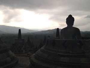 Melihat Matahari Terbenam di Candi Borobudur
