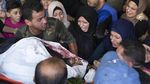 Tangisan Wanita Palestina di Tengah Gempuran Israel