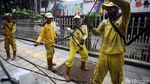 Aksi Petugas Potong Kabel Semrawut di Kuningan