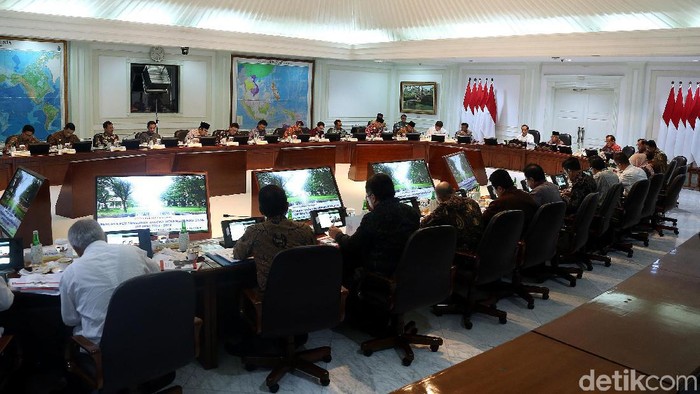 Presiden Joko Widodo (Jokowi) dan Wakil Presiden Maruf Amin bersama para menteri Kabinet Indonesia Maju menggelar Sidang Kabinet Paripurna di kantor Presiden, Jakarta, Kamis (14/11/2019). Sidang kabinet itu terkait Rencana Pembangunan Jangka Menengah Nasional (RPJMN) 2020-2024.