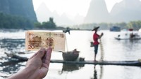 Yang paling ikonik adalah 20 Yuan Note. Karena pemandangan ini dijadikan sebagai gambar dalam uang kertas China senilai 20 Yuan. Katanya, saking cantik Li Jiang, kamu akan dibuat mau foto-foto atau menikmati pemandangan terlebh dahulu. (iStock)